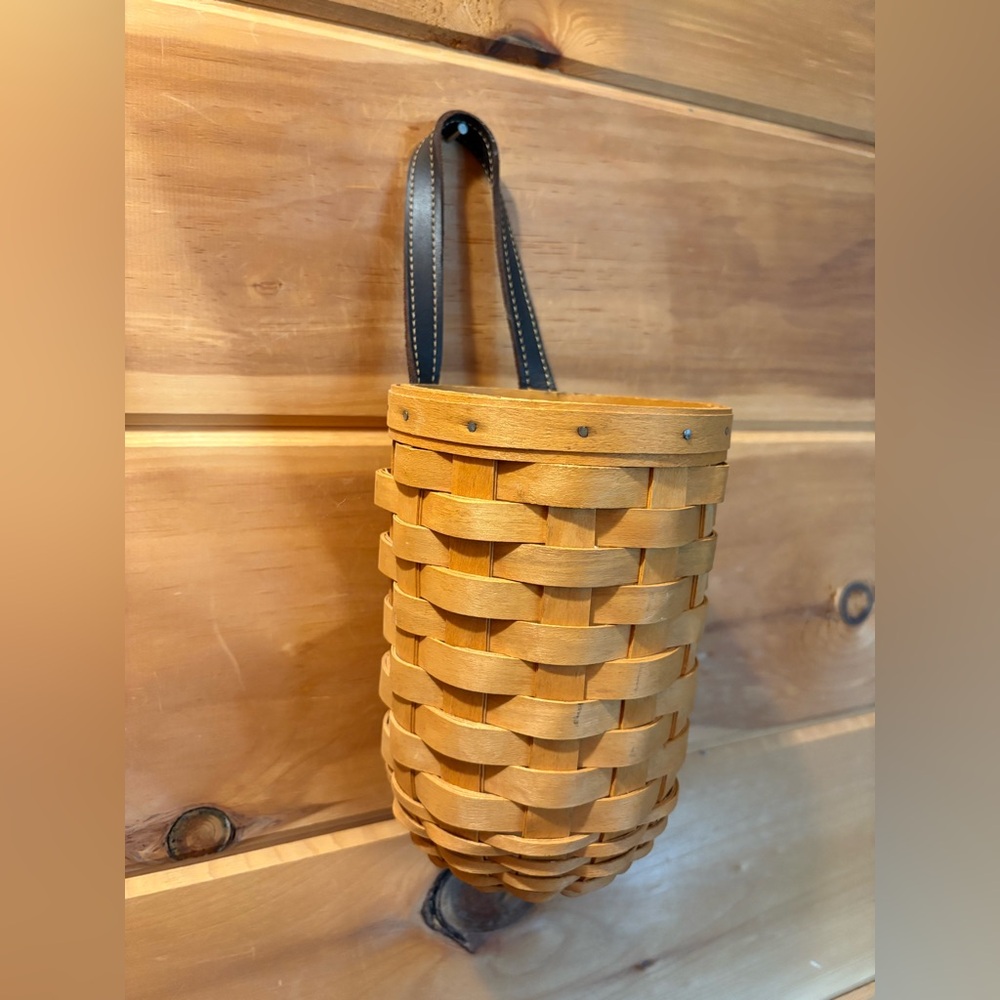 Longaberger Vtg 2001 round hanging basket with leather strap & plastic protector